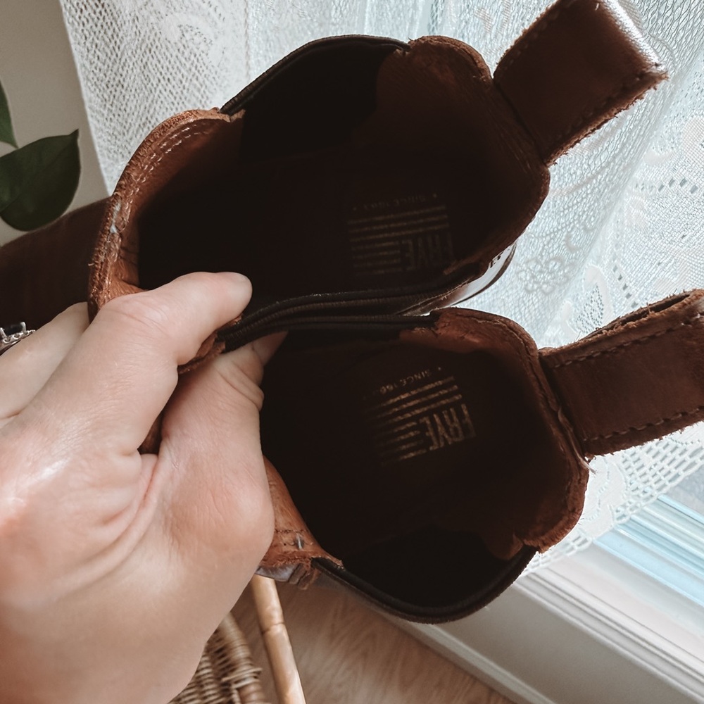 Frye Sabrina Chelsea boots - Picture 3 of 4